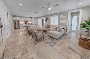 Una televisión, una chimenea, libros, una oficina