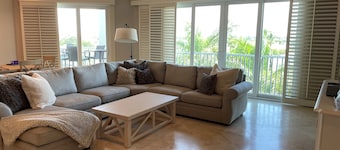 Spacious Marco Penthouse with Beautiful Ocean Views