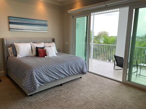 3 chambres, fer et planche à repasser, lit de bébé portatif