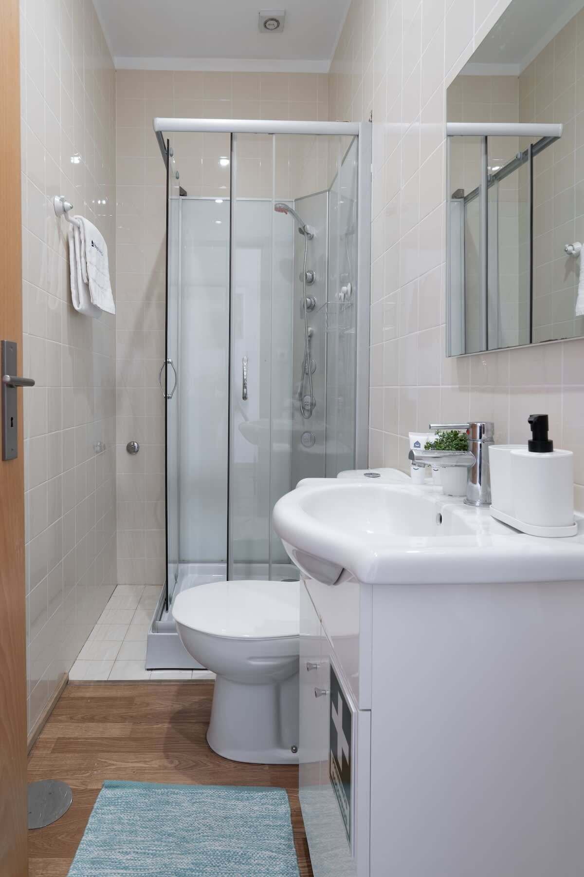 Een douche, een haardroger, handdoeken, shampoo
