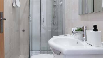 Een douche, een haardroger, handdoeken, shampoo