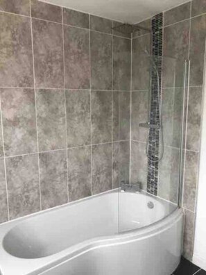 Ferienhaus | Badezimmer | Duschwanne, Komfortbadewanne, Handtücher, Shampoo