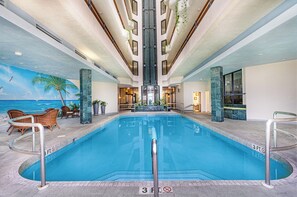 Una piscina cubierta, una piscina climatizada