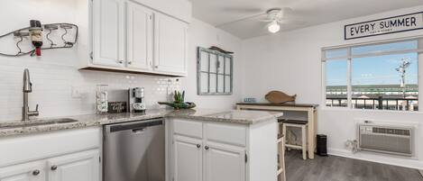 Refrigerador, microondas y cafetera y tetera