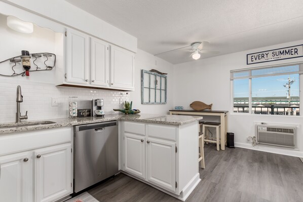 冷蔵庫、電子レンジ、コーヒー / ティーメーカー