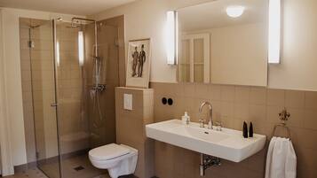 Suihku, hiustenkuivaaja, pyyhkeet, vessapaperi