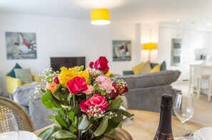 Casa (5 Bedrooms) | Área de sala de estar | Televisión de 32 pulgadas con canales por cable 