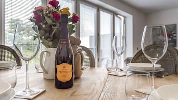 House (5 Bedrooms) | Living area | 32-inch TV with cable channels