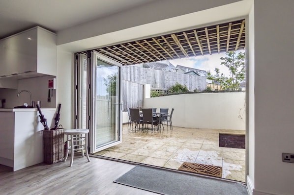 House (5 Bedrooms) | Living area
