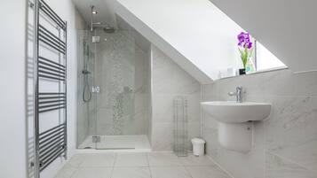 House (5 Bedrooms) | Bathroom | Hair dryer