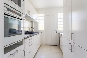Fridge, microwave, oven, dishwasher - Morny Turquoise - Appt plein centre - Proche plage (Deauville)