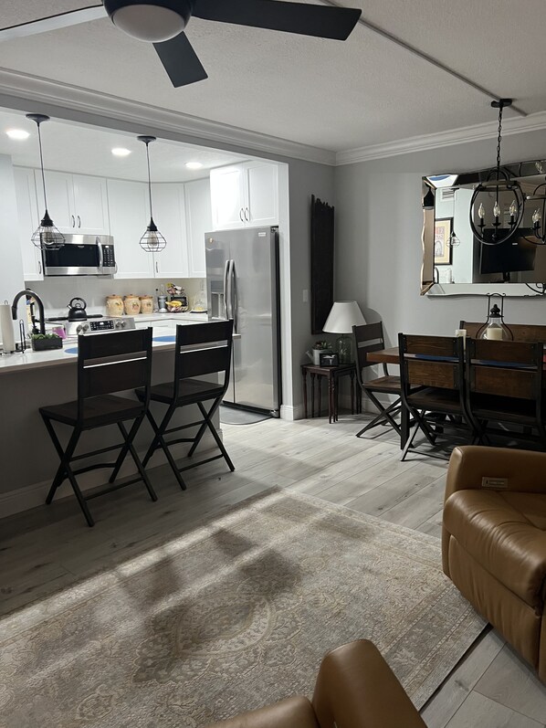 Geladeira, micro-ondas, fogão, cooktop