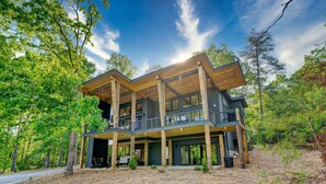 A modern two-story house with a large balcony, surrounded by trees. - New/Modern Rustic/Mins. to Blue Ridge/Spacious/Hot Tub (Mineral Bluff)