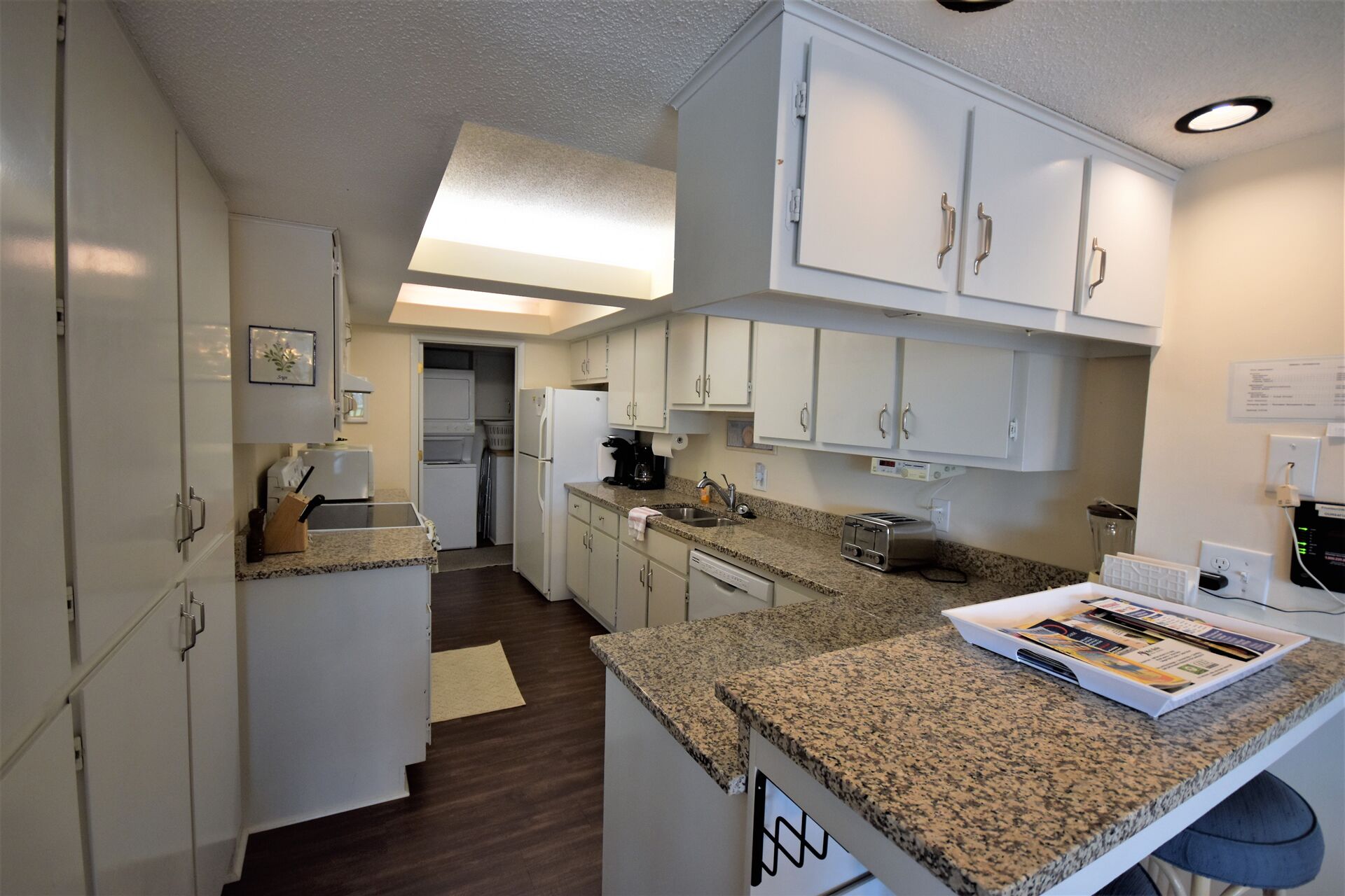 ثلاجة، ميكروويف، فرن، مستلزمات طهي/أطباق/أوعية