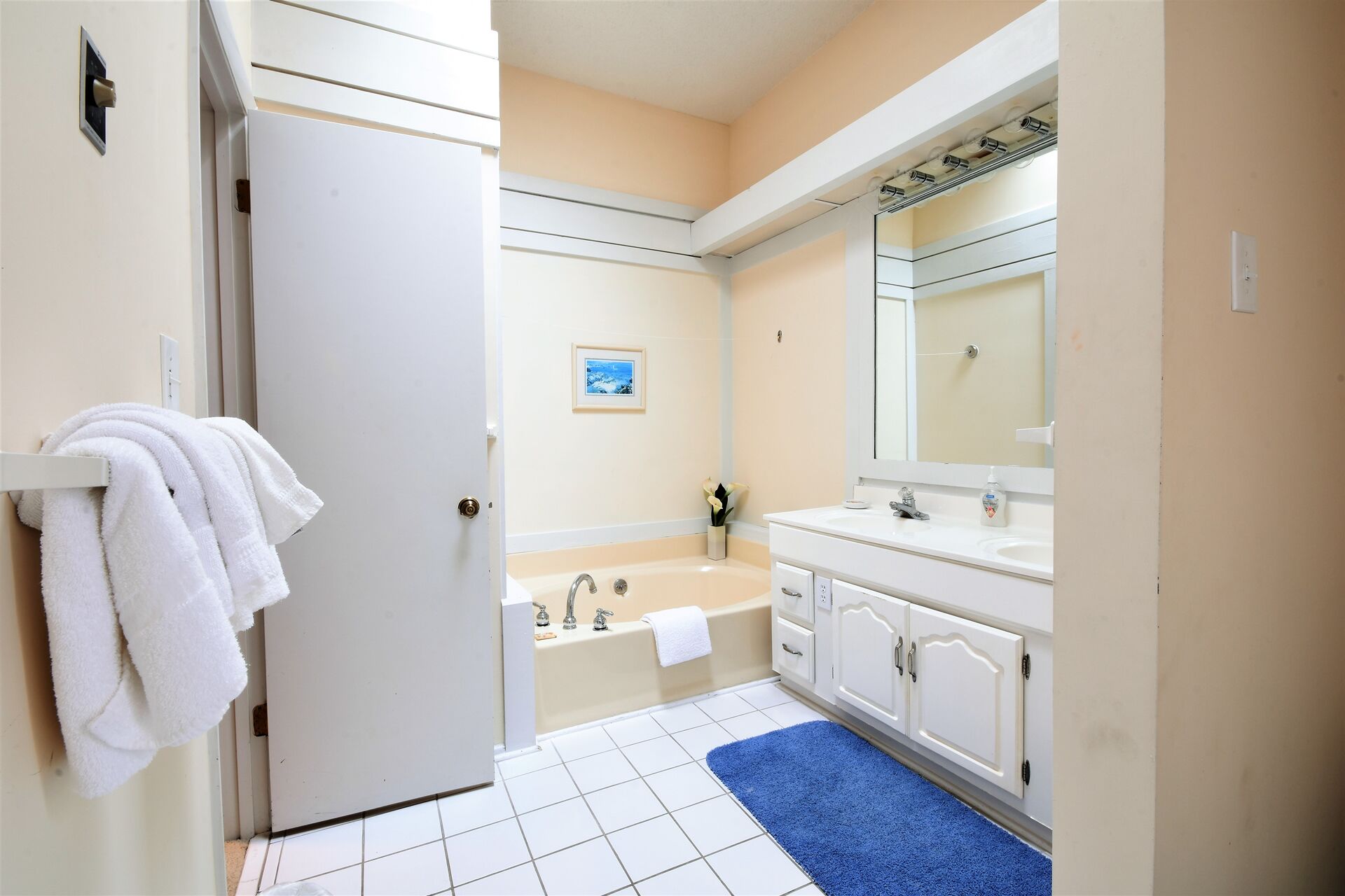 Ein Badezimmer mit Badewanne, Waschbecken und Spiegel.