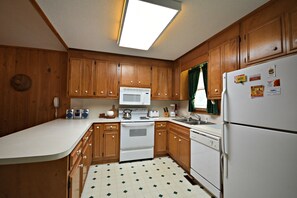 Kühlschrank, Mikrowelle, Ofen, Kochgeschirr/Geschirr/Besteck