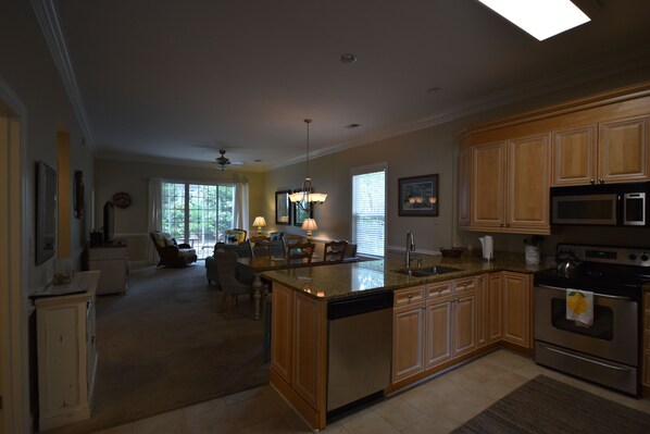 Kühlschrank, Mikrowelle, Ofen, Geschirrspüler