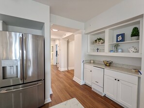 冷蔵庫、電子レンジ、オーブン、調理器具と食器