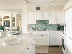 Refrigerador, microondas, horno, utensilios de cocina