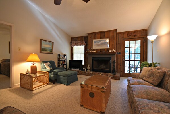 Televisión y chimenea 