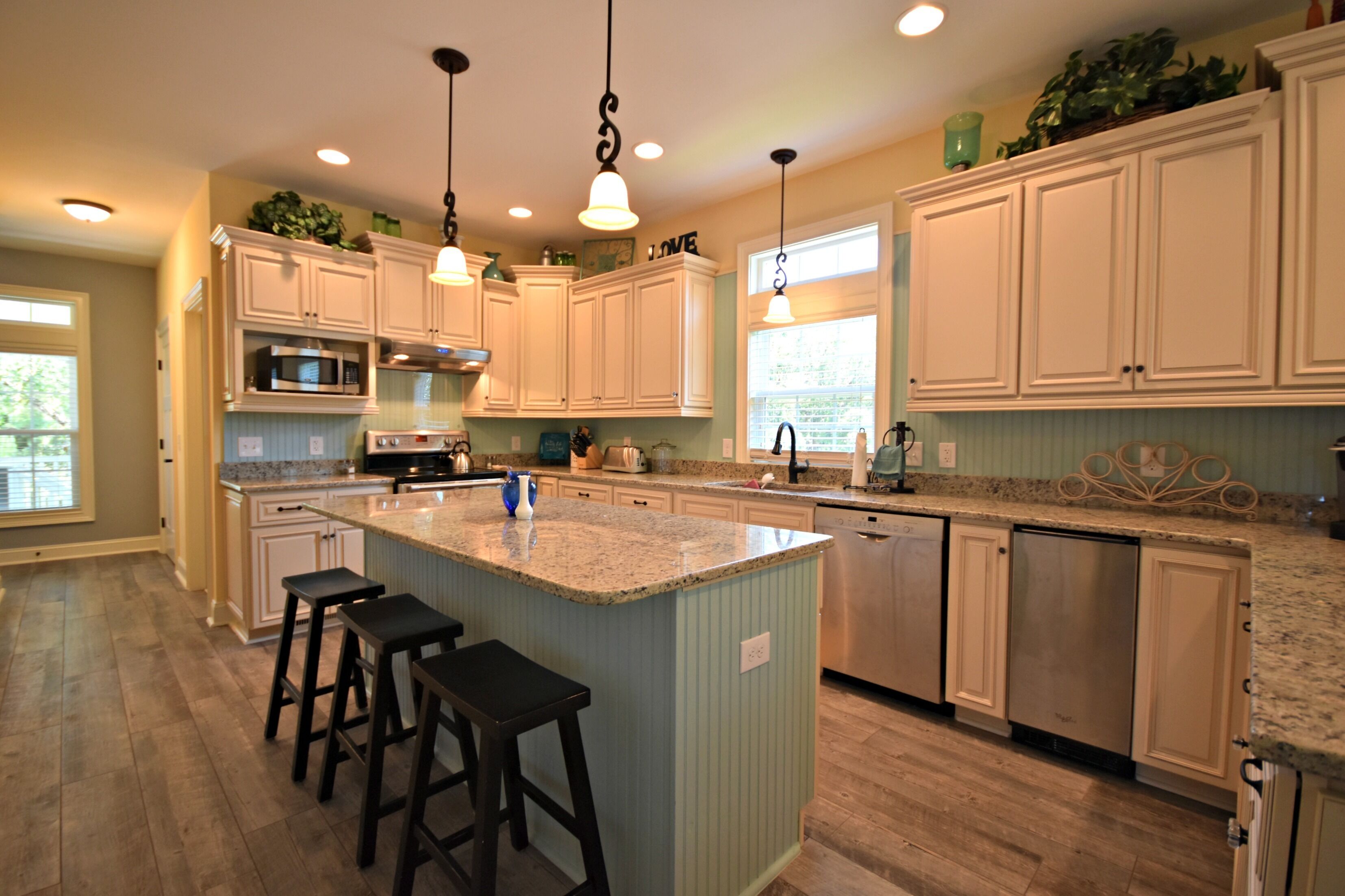 Kylskåp, mikrovågsugn, ugn och grytor/köksredskap