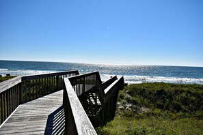 On the beach - Oceanfront Condo - Litchfield by the Sea - Community Pool & Hot Tub (Pawleys Island)