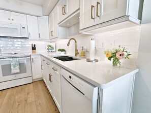 Réfrigérateur, micro-ondes, four, cafetière/bouilloire