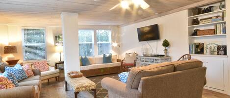 Fernseher, Kamin, Stereoanlage