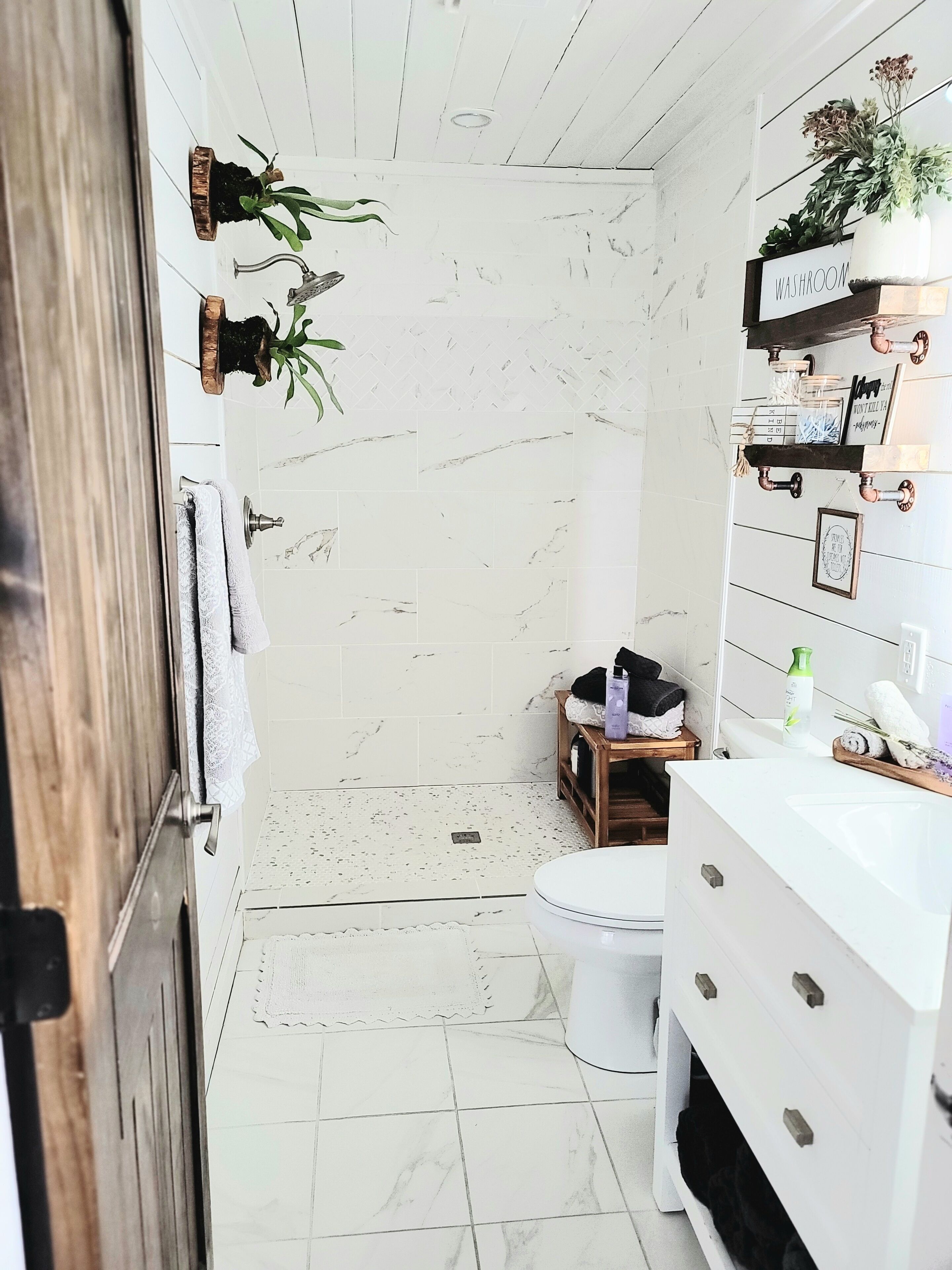 Ein Badezimmer mit Dusche, Toilette und Waschtisch.