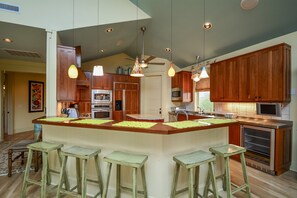 Réfrigérateur, micro-ondes, four