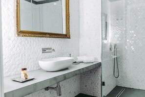 Deluxe One-Bedroom Apartment, Private Garden | Badezimmer | Dusche, Regendusche, kostenlose Toilettenartikel, Haartrockner