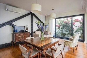 Appartement Supérieur, 2 chambres, balcon, vue jardin | Coin séjour