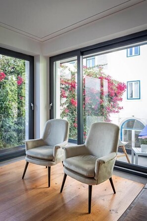 Appartement Supérieur, 2 chambres, balcon, vue jardin | Coin séjour