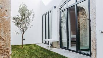 Deluxe One-Bedroom Apartment, Private Garden | Vista giardino