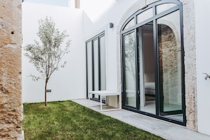 Deluxe One-Bedroom Apartment, Private Garden | Garden view