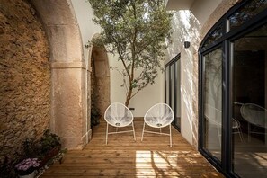 Deluxe One-Bedroom Apartment, Private Garden | Terrace/patio