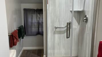 Dusche, Haartrockner, HandtĂŒcher, Seife