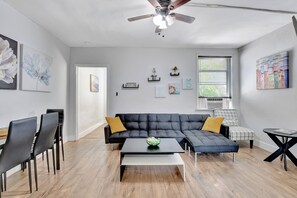 Smart TV - DOWN TOWN DELRAY, walk to Atlantic Ave, beach, pets are welcome (Delray Beach)