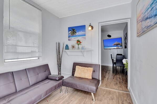 Smart TV - DOWN TOWN DELRAY, walk to Atlantic Ave, beach, pets are welcome (Delray Beach)