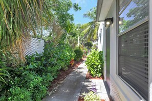 Property grounds - DOWN TOWN DELRAY, walk to Atlantic Ave, beach, pets are welcome (Delray Beach)