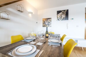 Appartement (3 Bedrooms) | Coin séjour | TV connectée de 55 pouces avec chaînes par câble, télévision