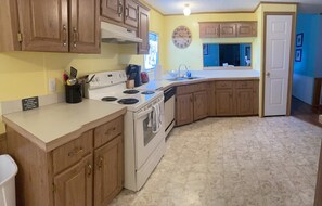 Fridge, microwave, oven, stovetop - Blue Crab Getaway- private dock-holds 2 boats (Steinhatchee)