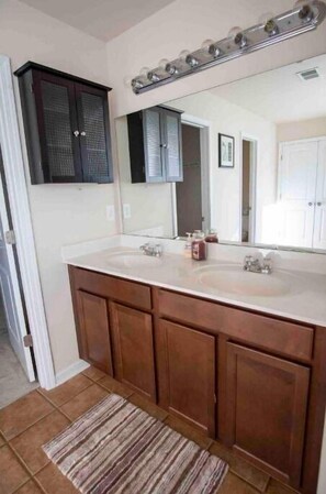 Bathroom - Suburban Retreat with easy access to attractions (Charlotte)