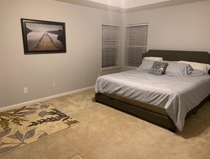 4 bedrooms - Suburban Retreat with easy access to attractions (Charlotte)