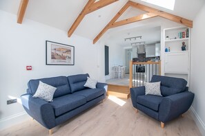 TV - Marcella’s Retreat – St Ives – Sleeps 2 – Parking (St Ives)