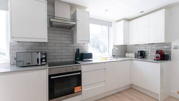 Kjøleskap, mikrobølgeovn, ovn og kokeplater