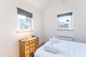 2 habitaciones, tabla de planchar con plancha, wifi y ropa de cama 