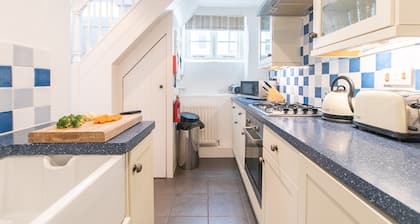 Stone’s Throw, Central St Ives – Sleeps 7 – Dog Friendly