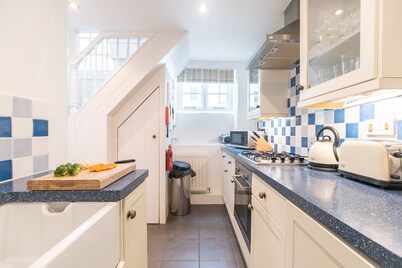Stone’s Throw, Central St Ives – Sleeps 7 – Dog Friendly