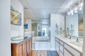 Ensemble baignoire-douche, baignoire à remous, séchoir à cheveux